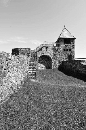 Ruinen der Burg Ulrichstein, Kriegsopferfriedhof (Burg); Ulrichstein, Am Schloßberg