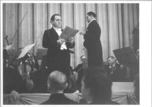 Podiumsaufnahme mit Kammersänger Joseph Herrmann (1903 - 1955) während eines Gastkonzertes