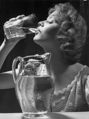Für Wasserwerkprospekt : Werbefotografie für einen Prospekt der Hamburger Wasserwerke. Das Modell Eva Roscher trinkt aus einem Glas. Eine mit Wasser gefüllte Karaffe steht auf dem Tisch