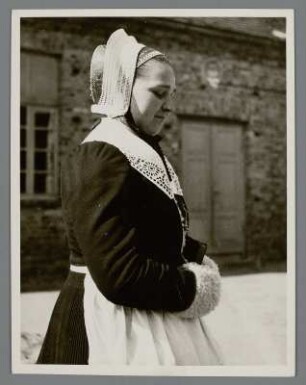 Niederschlesien. Schleife in der Oberlausitz. Ein Mädchen in sorbischer Konfirmationstracht