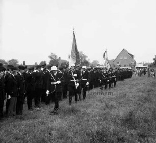 Hamberge: Amtsfeuerwehrfest des Amtes Reinfeld-Land: Einmarsch der Fahnenträger vor Aufstellung der Feuerwehren