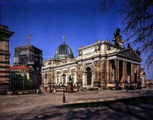 Ausstellungsgebäude des Sächsischen Kunstvereins : Ausstellungsgebäude des Sächsischen Kunstvereins gegen Coselpalais und eingerüstete Frauenkirche