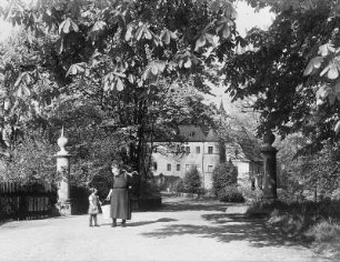Schloss Lichtenstein : Lichtenstein. Blick durch die Schlosseinfahrt zum Schloss