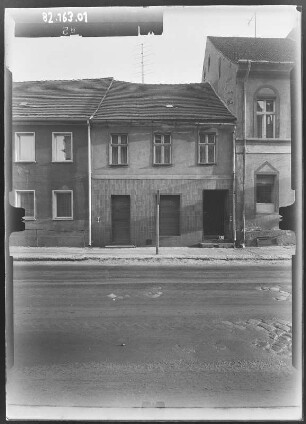 Lieberose, Cottbuser Straße 1. Wohnhaus mit Laden. Straßenfront