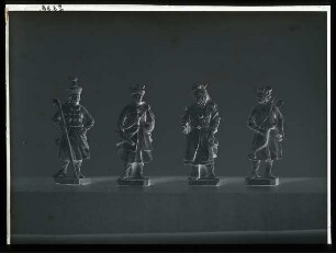 Vier Figuren eines Brettspielkastens für Trictrac und Schach