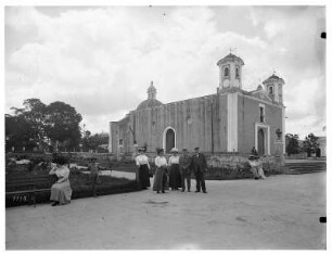 Gruppe von Touristen vor der Kirche in Rio Piedras : Weltreisen. Rio Piedras. Gruppe von Touristen vor der Kirche