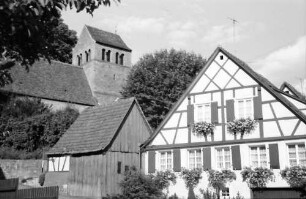 Burkheim: Burkheimer Kirche und Fachwerkhaus