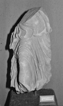 Fragment einer weiblichen schreitenden Figur