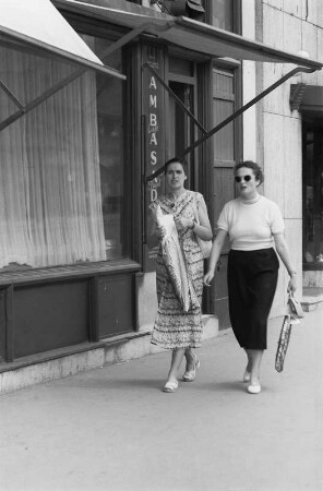 Reisefotos Rumänien. Straßenbild mit zwei Frauen