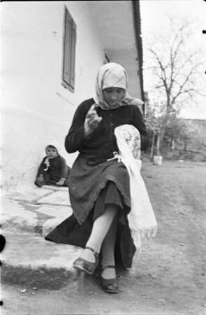 Budaörs: schönes Dorfmädchen mit Schwester [schönes Dorfmädchen, nähend]