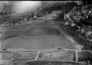 Weimar, Sportanlagen; Blick aus Richtung Westen auf Stadion und Schwanseebad. Links Nordviertel. im Hintergrund "Vier-Giebel-Haus" "am Viadukt". Rechts Schwanseestraße