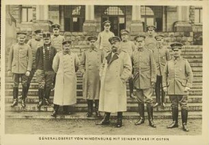 Generaloberst von Hindenburg mit seinem Stabe im Osten