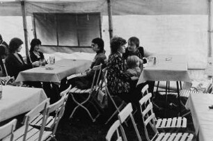 Blütenfest. Gastronomie in einem Zelt