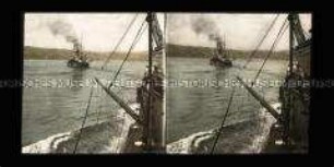 Kriegsschiff in den Hafen einlaufend