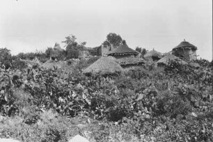 Kloster auf dem Monte Bizen : Hütten des Koptenklosters Debre Bizen in einer felsigen Landschaft
