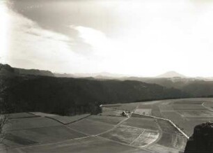 Sächsische Schweiz. Blick von der Kaiserkrone über die Schönaer Ebenheit zum Rosenberg (Růžovský vrch)