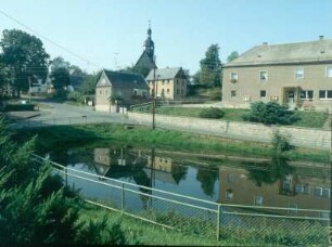 Syrau-Fröbersgrün. Ortsteilansicht mit Feuerlöschteich und Pfarrkirche. Blick nach Südwest