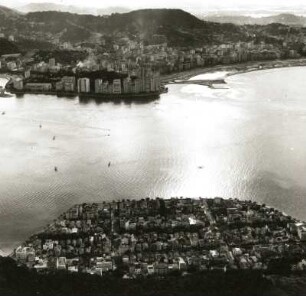 Rio de Janeiro, Brasilien. Blick vom Zuckerhut (Pão de Açúcar "Zuckerbrot") über die Bucht von Botafogo nach Nordwesten gegen das Santa-Tereza-Massiv