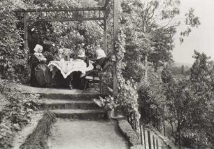Diakonissenerholungsheim "Haus Böhme" : Diakonissen beim Kaffeetrinken im Garten des Diakonissenerholungsheimes "Haus Böhme"