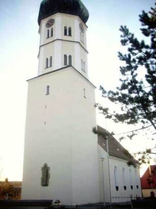 Ansicht von Nordosten mit Kirche über Kirchturm (im Kern Romanischer Chortum - Glockenstube mit Zwiebelhaube Barock)