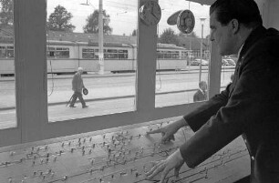 Inbetriebnahme des Gleisbild-Stellwerks und der Streckenblockanlage der AVG im Bahnhof Ettlingen.