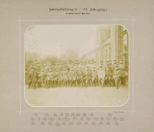 Teilnehmer (ca. sechsunddreissig Personen) am Lehrkurs der Schiessabteilung III, Schiessschule Jüterbog, auf Gebäudeterasse, teils stehend, teils sitzend