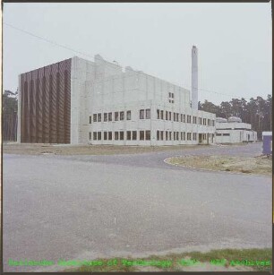 Außenansicht der Technikumshalle zur Komponentenerprobung (TEKO) für das Projekt Wiederaufarbeitung und Abfallbehandlung (PWA), von Südwesten