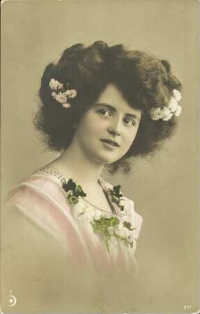 [Junge Frau mit Blumenschmuck]