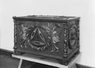 Holztruhe der Lübbenauer Weberinnung : Holztruhe der Lübbenauer Weberinnung mit Reliefs, bezeichnet 1716. Freiland-Museum Lehde, Lübbenau/Spreewald-Lehde