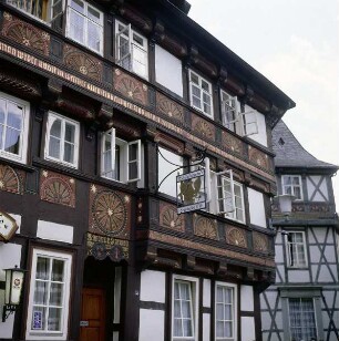 Goslar. Historisches Fachwerkhaus in der Bergstraße. Teilansicht der Traufseite