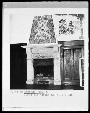 Kamin mit Wappen