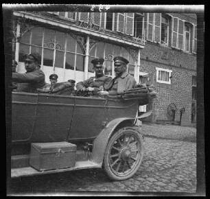 Fresnes-les-Montauban (Dep. Pas-de-Calais, Frankreich): Hauptmann Gaul und Leutnant Förster im offenen Font eines Kraftfahrzeugs