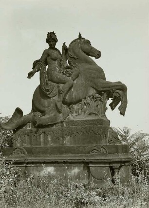 Befruchtende Kraft des Wassers : Befruchtende Kraft des Wassers (1895-1907; F. Offermann). Sandstein; überlebensgroß. Dresden-Altstadt, Brückenkopf der Carolabrücke (Altstädter Seite)