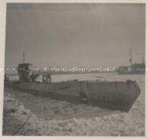 Wehrmachtssoldaten, U-Boot, Im vereisten Hafen des Stützpunktes, die über kreuz laufenden Leinen, die Spring, sind wegen des Eises lang geschasst, um die Bewegungen durch die Gezeiten und den Tidenhub ausgleichen zu können.