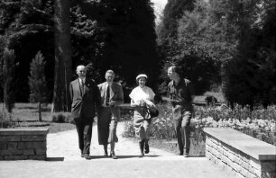 Insel Mainau: Aufnahmeapparat: Gerhard Domagk, Adolf Butenandt, Frau Butenandt, Graf Lennart Bernadotte
