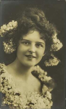 [Mädchen mit Blumenschmuck]