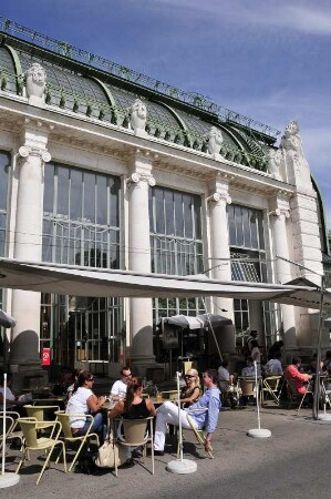 Burggarten : Blick auf ein Cafè im Wiener Burggarten, dahinter das Palmenhaus