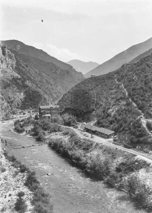 Flusslauf : Gebäude an einem Flusslauf.