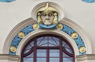 Maske mit Goldhelm und Sonnenblumen