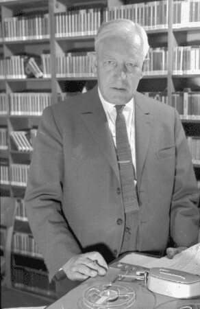Prof. Dr. Johannes Künzig; am Tonbandgerät