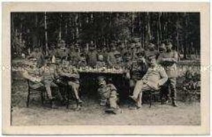 Gruppenfoto von Offizieren am gedeckten Tisch in einem Birkenwäldchen