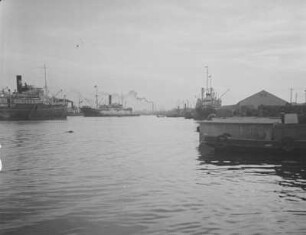 Hafen Fushiki : Ansicht mit Überseedampfern