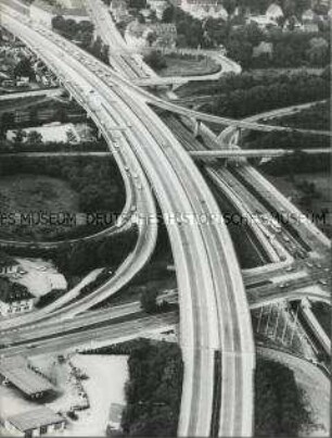 Dichtes Netz von Autobahnen und Autobahnkreuzen