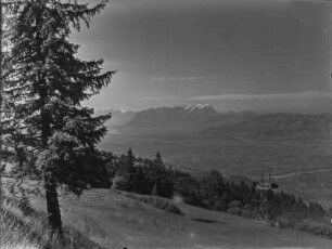 Landschaft : Blick von einem Hang über eine Landschaft mit Bergseilbahn.