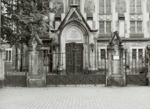 Radebeul, Altkötzschenbroda 40. Friedenskirche (Umbau 1884/1885, K. Weißbach). Blick durch das Tor gegen Nordportal