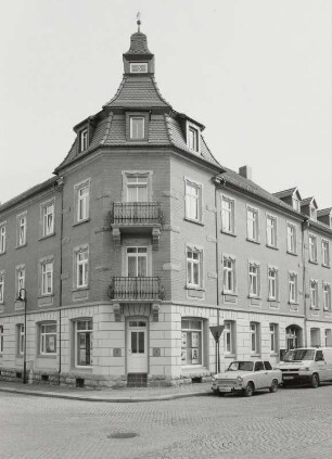 Neustadt in Sachsen, Wohnhaus : Neustadt in Sachsen. Wohnhaus (um 1900/1905) mit Laden, Karl-Marx-Straße 17. Eckansicht