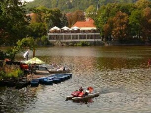 Tretbootfahrer auf der Moldau, Blick zur Kleinseite