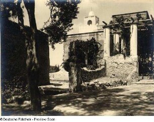 Capri. Gebäudereste neben Fortino in der Region Palazzo a Mare