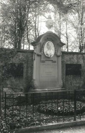 Grabmal für Charlotte von Stein (gest. 1827) : Adolf von Donndorf (1835-1916). Grabmal für Charlotte von Stein (gest. 1827). Weimar, Historischer Friedhof