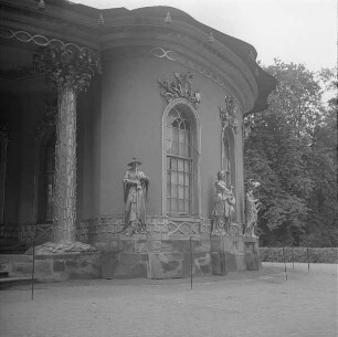 Potsdam, Park Sanssouci. Chinesisches Teehaus (1754-1756; J. G. Büring). SO-Kabinett mit Statuen Klarinettenspieler und Lautenspielerin (1755/1756; G. Heymüller) sowie Schellenreifspielerin (1755/1756; J. P. Benkert)